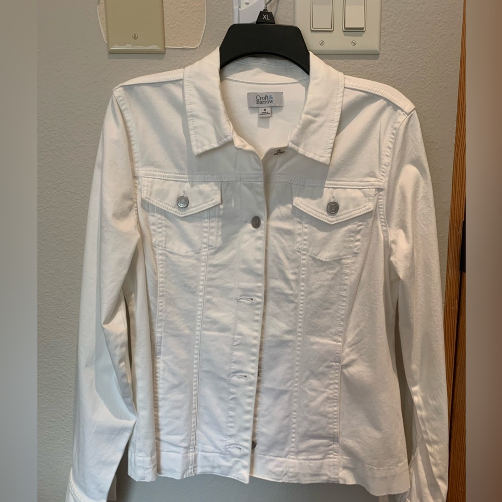 🌟 EUC 🌟 White denim jacket - Size M